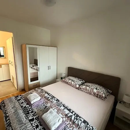 Diksi Sa Podzemnom Garazom Lägenhet *